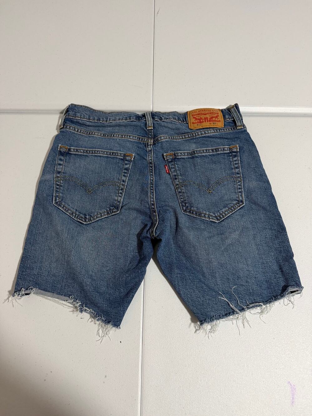 Levi’s 412 Cutoff Jean Shorts Mens W32 Medium Wash Distressed Raw Hem